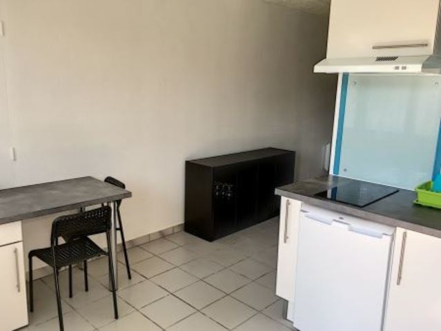 Afficher la photo en grand appartement à louer - 1 pièce - 22.8 m2 - STE SAVINE - 10 - CHAMPAGNE-ARDENNE - Century 21 Martinot Immobilier