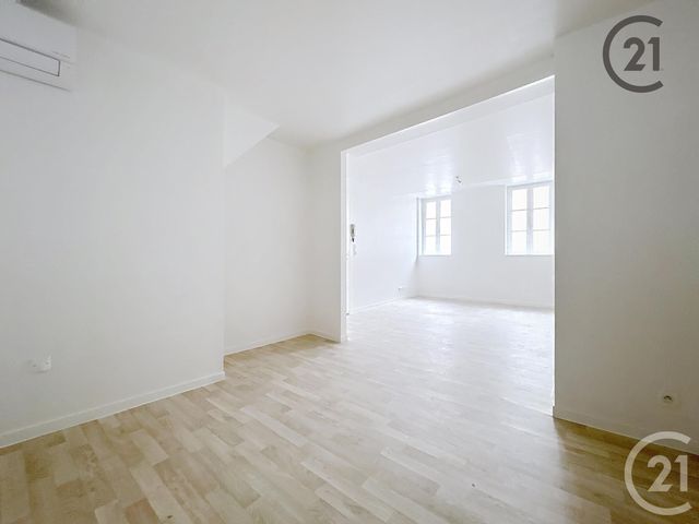 Afficher la photo en grand Appartement F1 à louer - 1 pièce - 34.2 m2 - TROYES - 10 - CHAMPAGNE-ARDENNE - Century 21 Martinot Immobilier