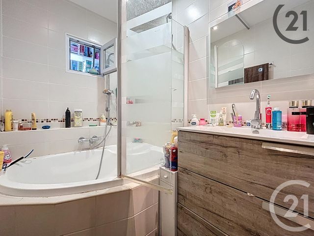 Appartement T4 à vendre - 4 pièces - 75.67 m2 - ST ANDRE LES VERGERS - 10 - CHAMPAGNE-ARDENNE - Century 21 Martinot Immobilier