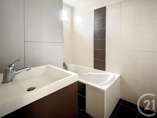 Appartement à vendre - 5 pièces - 75.38 m2 - TROYES - 10 - CHAMPAGNE-ARDENNE - Century 21 Martinot Immobilier