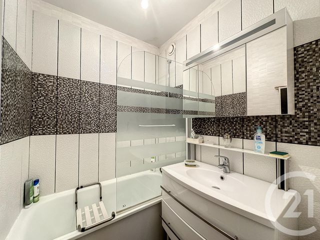 Appartement à vendre - 2 pièces - 48.66 m2 - STE SAVINE - 10 - CHAMPAGNE-ARDENNE - Century 21 Martinot Immobilier