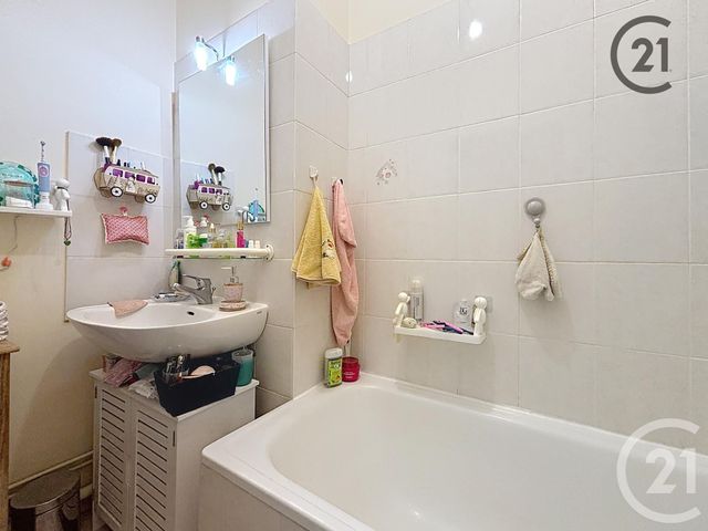 Afficher la photo en grand Appartement T4 à vendre - 4 pièces - 59.85 m2 - TROYES - 10 - CHAMPAGNE-ARDENNE - Century 21 Martinot Immobilier