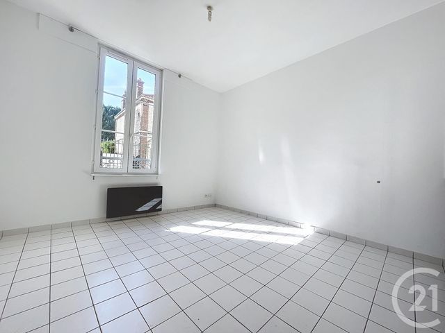 Appartement T2 à louer - 2 pièces - 27.0 m2 - STE SAVINE - 10 - CHAMPAGNE-ARDENNE - Century 21 Martinot Immobilier