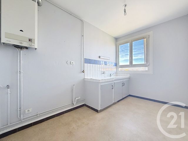 Appartement F4 à louer - 4 pièces - 76.0 m2 - ST JULIEN LES VILLAS - 10 - CHAMPAGNE-ARDENNE - Century 21 Martinot Immobilier