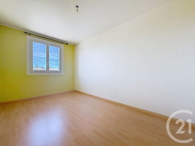 Appartement F4 à louer - 4 pièces - 76.0 m2 - ST JULIEN LES VILLAS - 10 - CHAMPAGNE-ARDENNE - Century 21 Martinot Immobilier