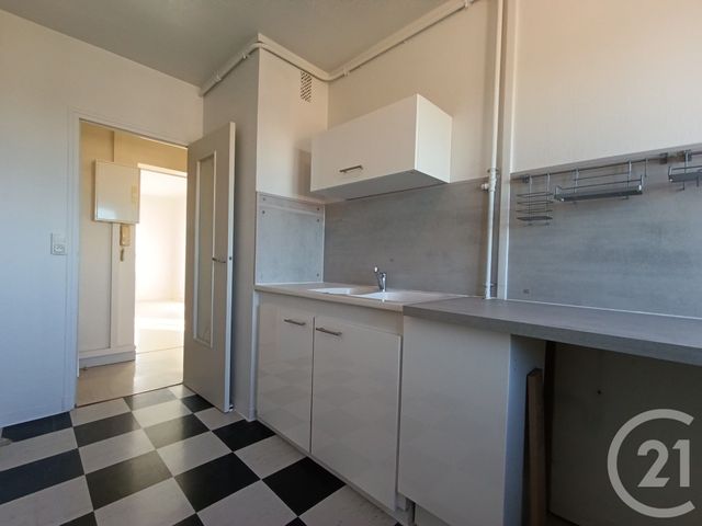 Appartement à louer - 4 pièces - 68.0 m2 - LA CHAPELLE ST LUC - 10 - CHAMPAGNE-ARDENNE - Century 21 Martinot Immobilier