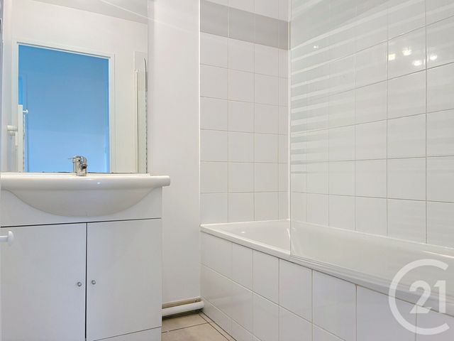 Appartement T3 à louer - 3 pièces - 63.0 m2 - ST ANDRE LES VERGERS - 10 - CHAMPAGNE-ARDENNE - Century 21 Martinot Immobilier